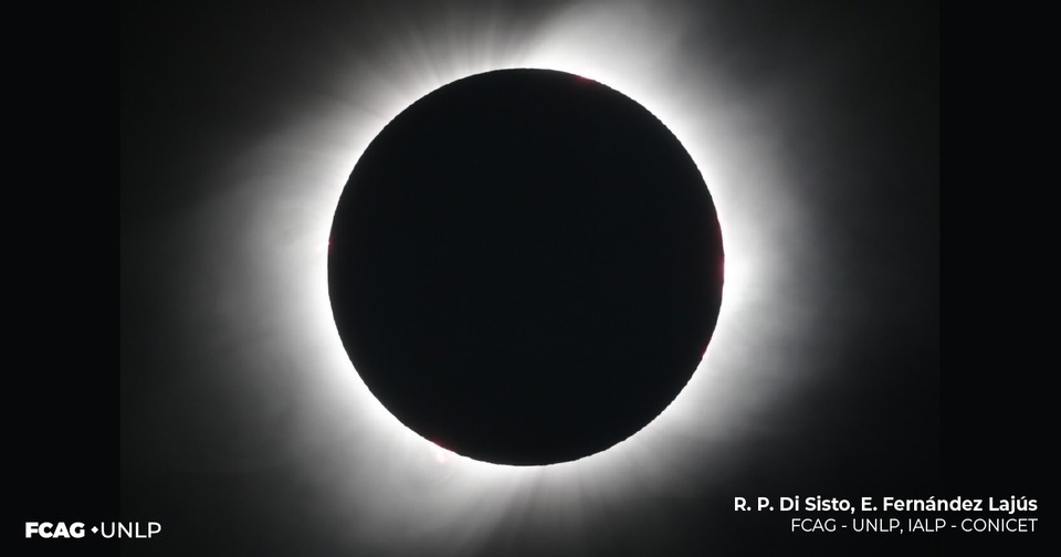 La imagen muestra la totalidad de un eclipse de Sol donde éste queda totalmente cubierto por la Luna y sólo queda como un anillo luminoso.